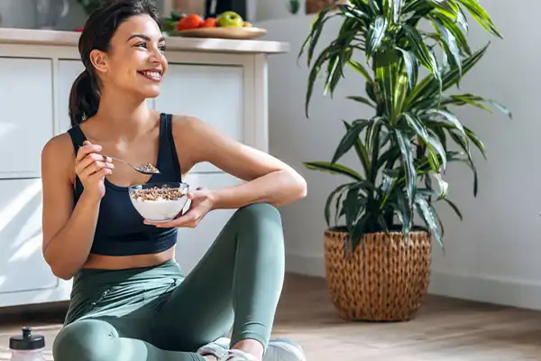 Hanfprotein-Lebensmittel sportliche Frau ist Müsli